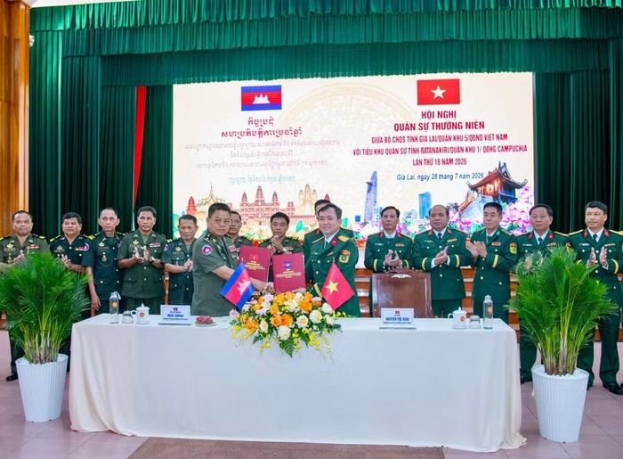  Bộ CHQS tỉnh Gia Lai và Tiểu khu Quân sự tỉnh Ratanakiri (Vương quốc Campuchia) ký biên bản ghi nhớ hợp tác tăng cường phối hợp, giữ vững biên giới hòa bình, hữu nghị. Ảnh: H.P 