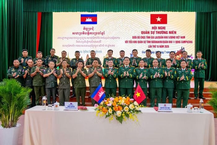  Đoàn công tác hai đơn vị chụp ảnh lưu niệm. Ảnh: H.P 