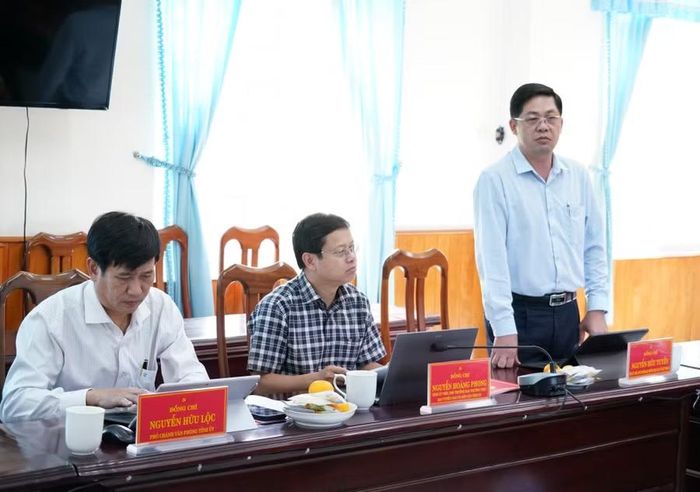  Phó Trưởng ban Thường trực Ban Tổ chức Tỉnh ủy Nguyễn Hữu Tuyến phát biểu giải đáp các đề xuất, kiến nghị của xã Kbang. Ảnh: N.H 
