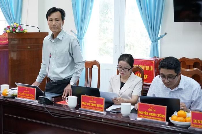  Bí thư Đảng ủy, Chủ tịch HĐND xã Kbang Nguyễn Thanh Dũng báo cáo kết quả thực hiện nhiệm vụ từ đầu năm 2026 đến nay và phương hướng, nhiệm vụ trọng tâm thời gian đến. Ảnh: N.H 