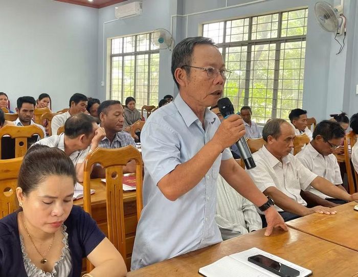  Người dân nêu ý kiến tại hội nghị đối thoại. Ảnh: Vũ Chi 
