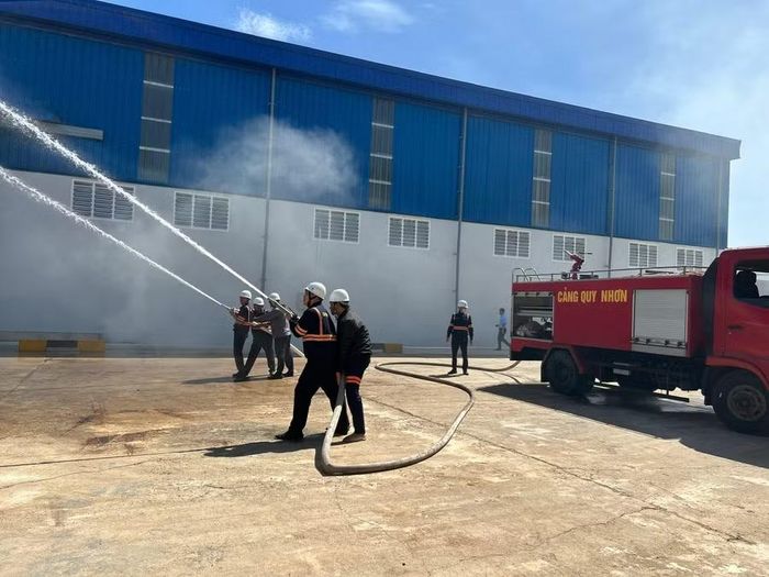 Đội phòng cháy chuyên ngành tại Công ty CP Cảng Quy Nhơn diễn tập một tình huống cháy do tổ công tác đưa ra. Ảnh: N.L 