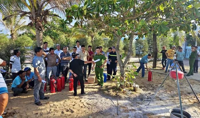  Tổ công tác hướng dẫn các chủ tàu tại Cảng cá Tam Quan cách đảm bảo an toàn cháy nổ. Ảnh: ĐVCC 