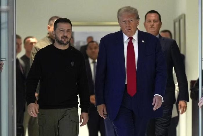  Ông Zelensky (trái) gặp ông Trump (phải) trong chuyến thăm Mỹ hồi tháng 9-2025. Ảnh: Los Angeles Times 