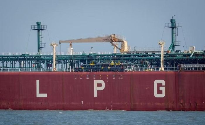  Tàu chở khí hóa lỏng LPG Shivalik cập cảng Mundra qua eo biển Hormuz. Ảnh: Reuters 