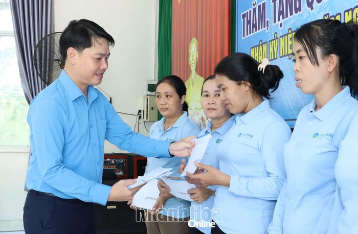 Lãnh đạo Liên đoàn Lao động tỉnh trao hỗ trợ cho đoàn viên, người lao động có hoàn cảnh khó khăn.