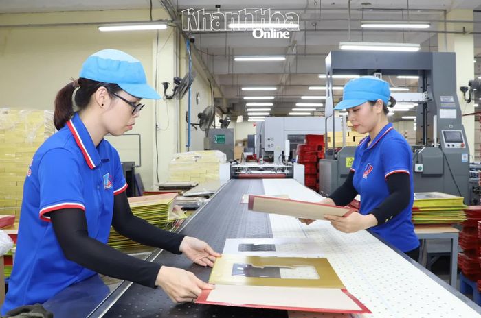 Công nhân Công ty Cổ phần In bao bì Khatoco.