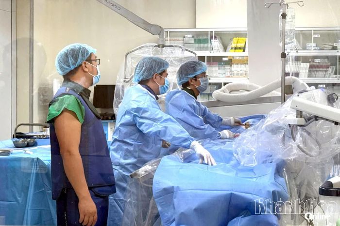 Các bác sĩ Bệnh viện Đa khoa Khánh Hòa thực hiện ca can thiệp tim mạch cho một bệnh nhi.