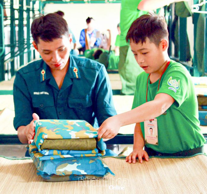 Em Nguyễn Phúc Thịnh - học sinh lớp 5, Trường Tiểu học thị trấn Khánh Vĩnh (xã Khánh Vĩnh) được hướng dẫn thực hành xếp nội vụ.