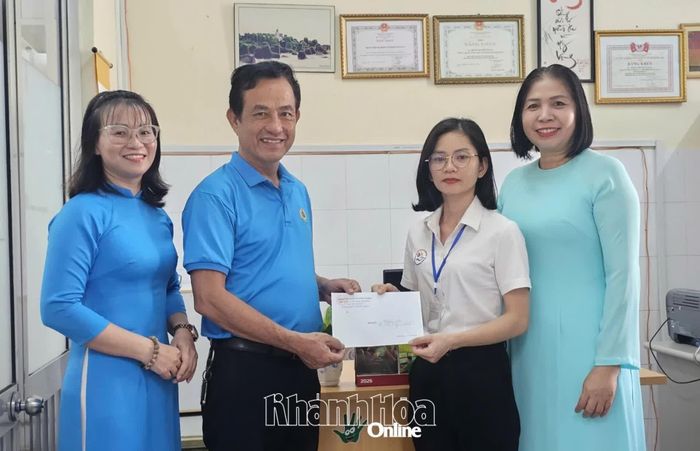 Ông Đinh Tấn Hùng - Chủ tịch Công đoàn cơ sở Bệnh viện Đa khoa Khánh Hòa trao hỗ trợ cho đoàn viên có hoàn cảnh khó khăn.