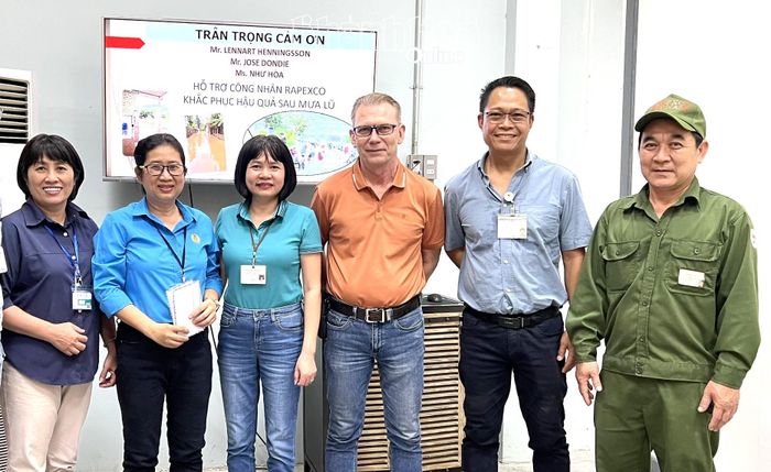 Bà Phạm Thị Khánh Vân - Chủ tịch Công đoàn Công ty TNHH MTV Rapexco Đại Nam (thứ 2 từ trái qua) tiếp nhận nguồn hỗ trợ cho công nhân từ phía lãnh đạo doanh nghiệp.
