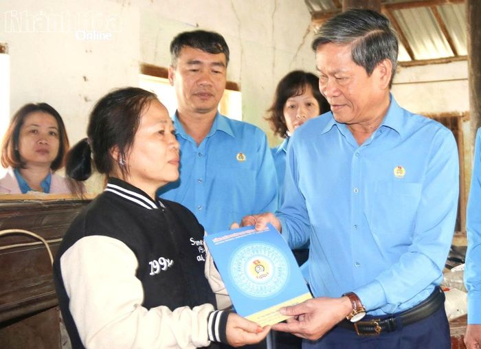 Đồng chí Huỳnh Thanh Xuân - Phó Chủ tịch Tổng Liên đoàn Lao động Việt Nam trao hỗ trợ cho công nhân trên địa bàn tỉnh bị sập nhà ở trong đợt mưa lũ cuối năm 2025.