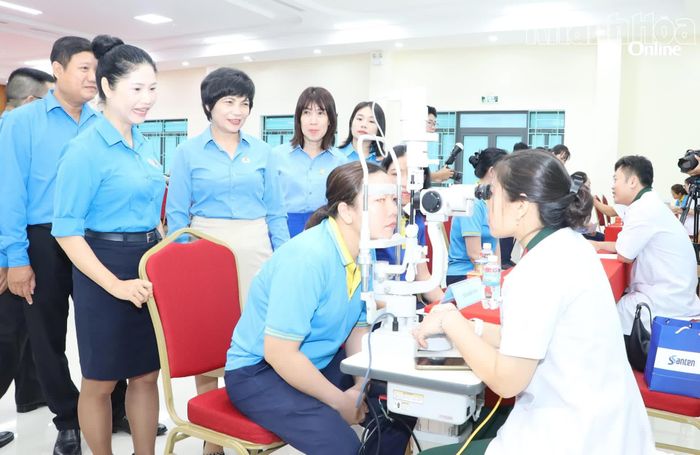 Liên đoàn Lao động tỉnh phối hợp với các cơ sở y tế tổ chức hoạt động khám bệnh cho đoàn viên, người lao động.