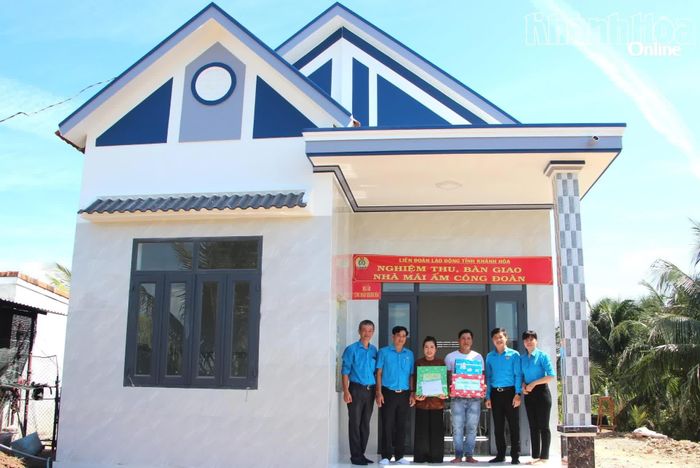 Lãnh đạo Liên đoàn Lao động tỉnh bàn giao mái ấm công đoàn cho đoàn viên, người lao động.