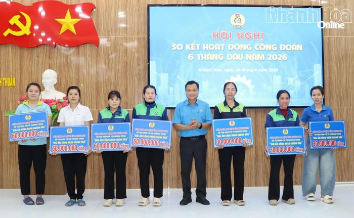 Ông Bùi Đăng Thành - Phó Chủ tịch Liên đoàn Lao động tỉnh trao kinh phí hỗ trợ xây nhà mái ấm cho đoàn viên, người lao động có hoàn cảnh khó khăn.