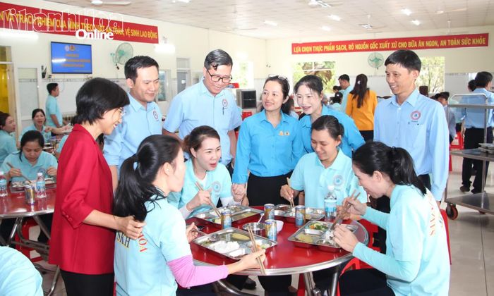 Công đoàn cơ sở Công ty TNHH Nhà nước Một thành viên Yến sào Khánh Hòa tổ chức "Bữa cơm công đoàn" dành cho đoàn viên, người lao động.