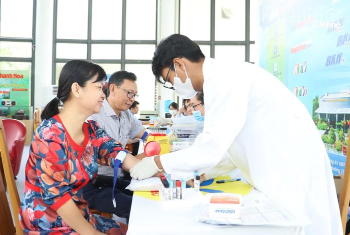 Lấy mẫu máu làm các xét nghiệm sàng lọc bệnh lý cho người lao động.