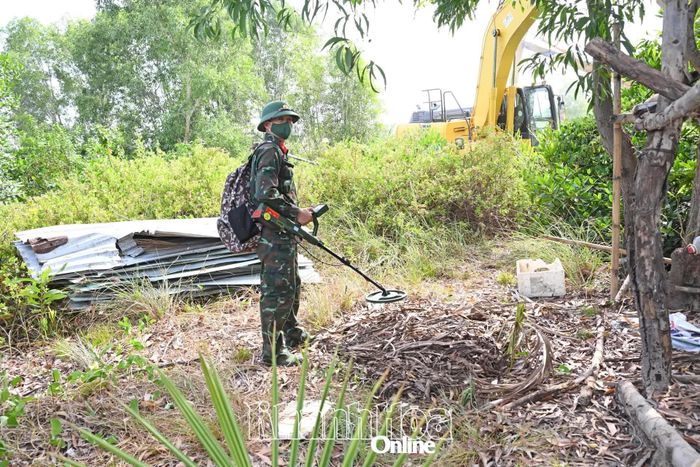Lực lượng chức năng rà phá bom mìn trước khi cưỡng chế.