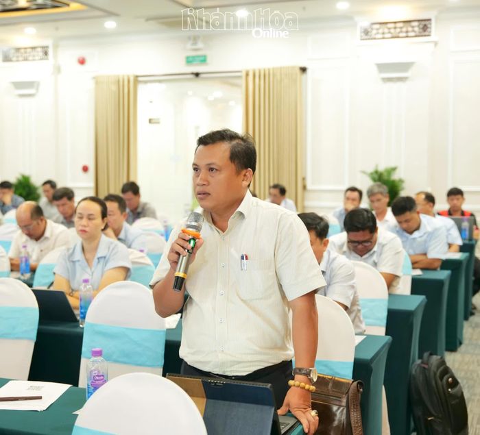 Lãnh đạo xã Khánh Sơn góp ý về việc hoàn thiện cơ chế định giá và chi trả dịch vụ hấp thụ, lưu giữ các-bon của rừng.