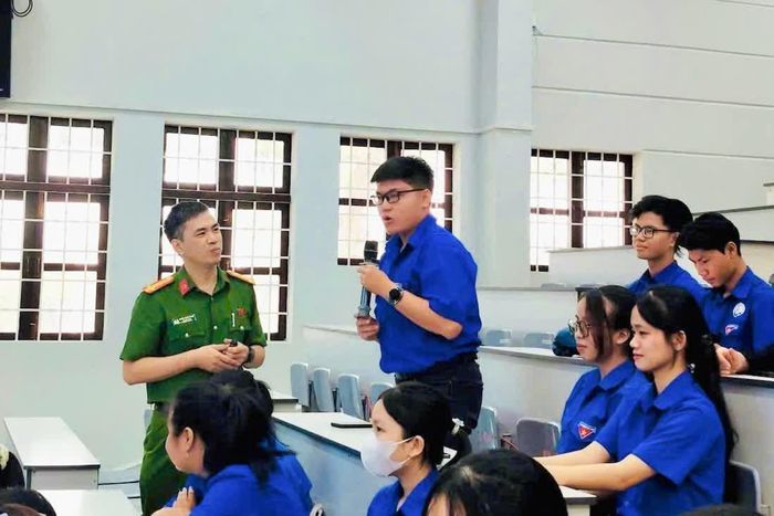 Đoàn viên, thanh niên trao đổi tại hội nghị.