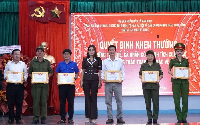 Lãnh đạo xã Vạn Ninh tặng giấy khen cho các tập thể và cá nhân.