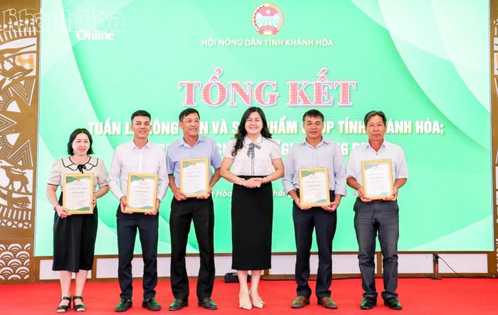 Lãnh đạo Hội Nông dân tỉnh trao khen thưởng cho các gian hàng đẹp.