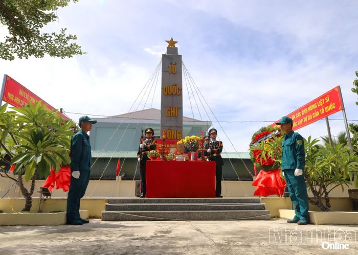 Lễ truy điệu liệt sĩ Trần Khá được tổ chức chu đáo, trang nghiêm tại Đài tưởng niệm liệt sĩ xã Tu Bông.
