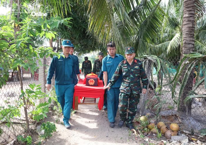 Các lực lượng di chuyển hài cốt liệt sĩ về Đài tưởng niệm liệt sĩ để tổ chức lễ truy điệu.
