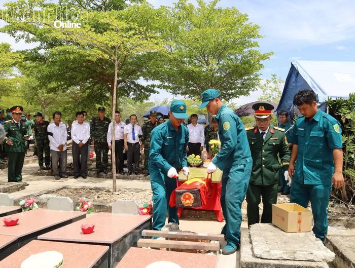 Hài cốt liệt sĩ Trần Khá được an táng tại Nghĩa trang liệt sĩ Ninh Hòa - Vạn Ninh theo nguyện vọng của thân nhân gia đình.