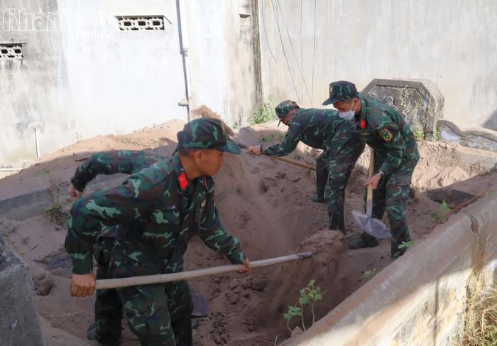 Đội tìm kiếm, quy tập hài cốt liệt sĩ thuộc Bộ Chỉ huy Quân sự tỉnh tiến hành cất bốc hài cốt liệt sĩ Trần Khá.