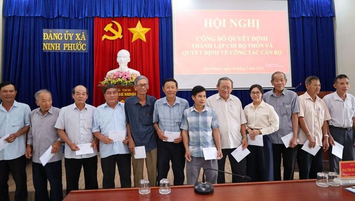 Lãnh đạo Đảng ủy xã Ninh Phước tặng quà tri ân những người thôi tham gia cấp ủy chi bộ thôn nhiệm kỳ 2025 - 2030.