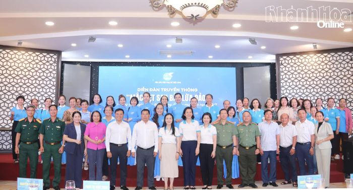 Các đại biểu chụp hình lưu niệm tại chương trình.
