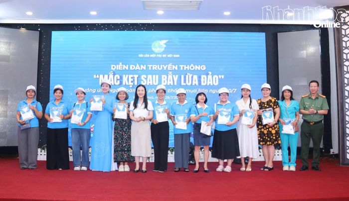 Lãnh đạo Hội Liên hiệp Phụ nữ tỉnh và đại diện Bộ Công an tặng quà cho các khán giả trả lời đúng các câu hỏi trong trò chơi.