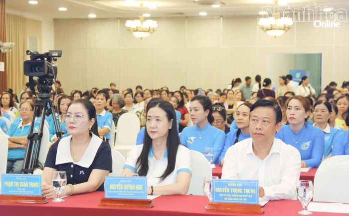 Đồng chí Phạm Thị Xuân Trang cùng các đại biểu tham dự chương trình.