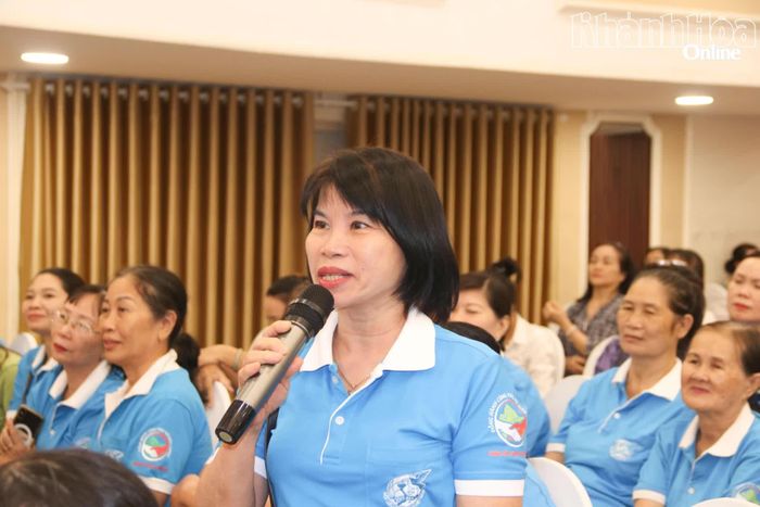 Khán giả trả lời câu hỏi trong trò chơi "Đuổi hình bắt chữ".