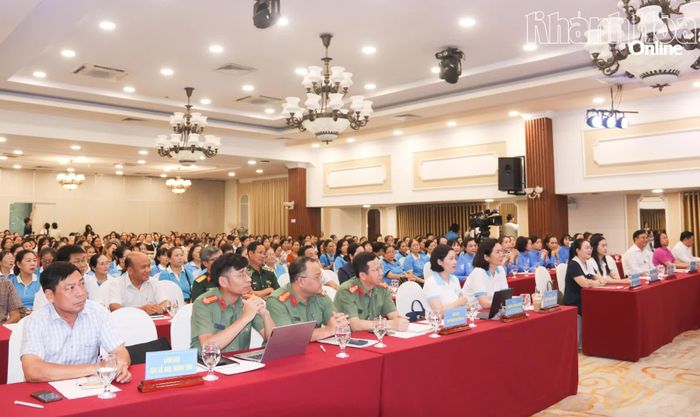 Các đại biểu, cán bộ, hội viên phụ nữ và người dân tham dự diễn đàn.