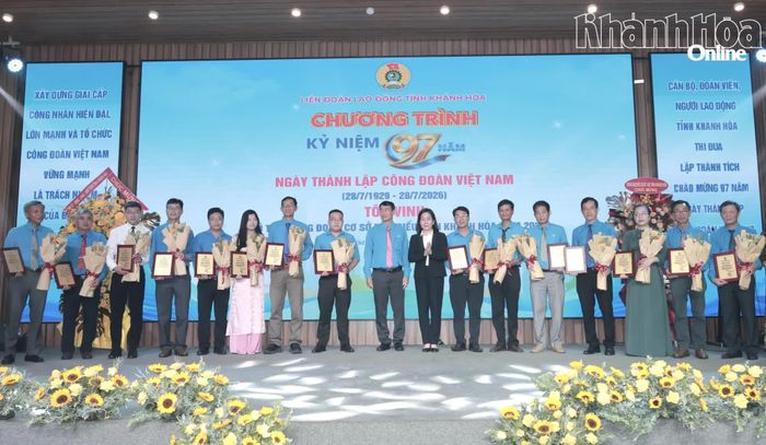 Đồng chí Hà Hồng Hạnh cùng lãnh đạo Liên đoàn Lao động tỉnh trao biểu dương cho các Chủ tịch công đoàn cơ sở tiêu biểu.