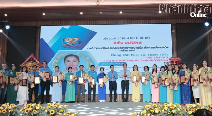 Đồng chí Nguyễn Khắc Hà và ông Bùi Hoài Nam trao biểu dương cho các Chủ tịch công đoàn cơ sở tiêu biểu.