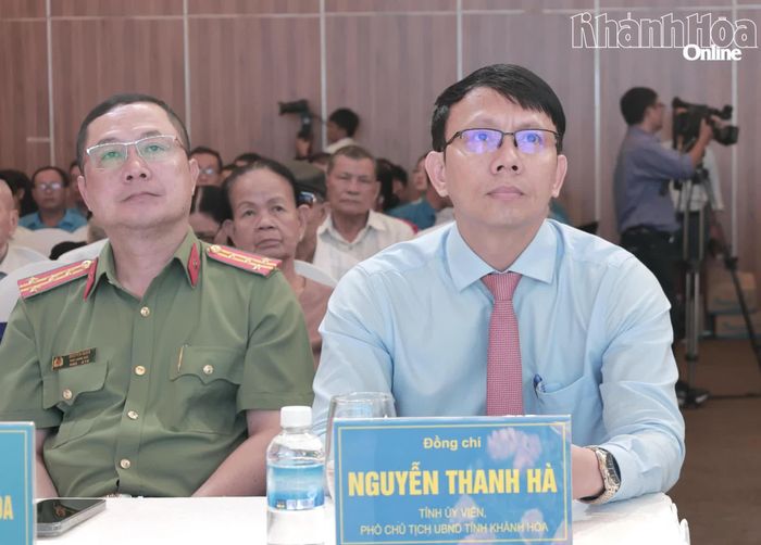 Đồng chí Nguyễn Thanh Hà và các đại biểu tham dự lễ kỷ niệm.