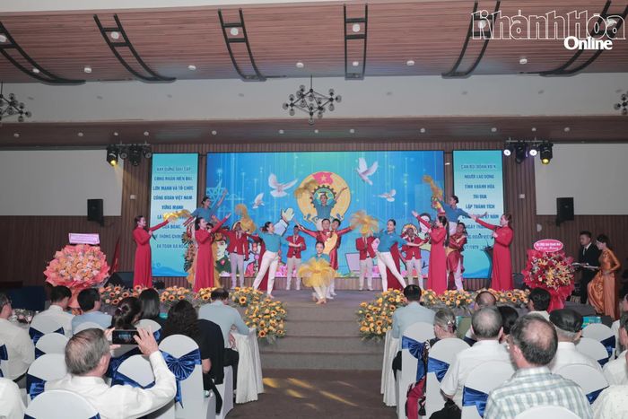Tiết mục văn nghệ chào mừng lễ kỷ niệm.