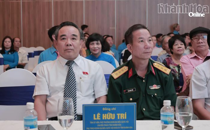 Đồng chí Lê Hữu Trí và các đại biểu tham dự lễ kỷ niệm.