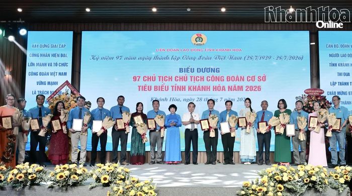 Đồng chí Lê Hữu Trí và lãnh đạo Liên đoàn Lao động tỉnh trao biểu dương cho các Chủ tịch công đoàn cơ sở tiêu biểu.