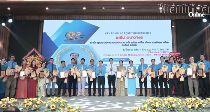 Đồng chí Nguyễn Thanh Hà và lãnh đạo Liên đoàn Lao động tỉnh trao biểu dương cho các Chủ tịch công đoàn cơ sở tiêu biểu.