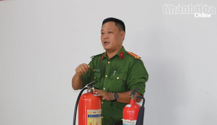 Cán bộ chữa cháy phổ biến kỹ năng sử dụng phương tiện chữa cháy ban đầu, báo cháy, sơ tán và xử lý sự cố trên biển.