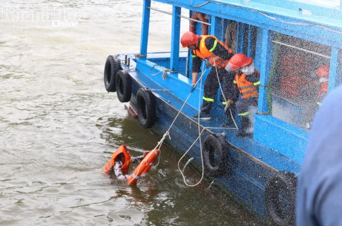 Tình huống giải cứu một du khách bị rơi xuống nước.