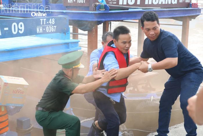 Lực lượng chức năng hỗ trợ du khách thoát khỏi khu vực nguy hiểm.
