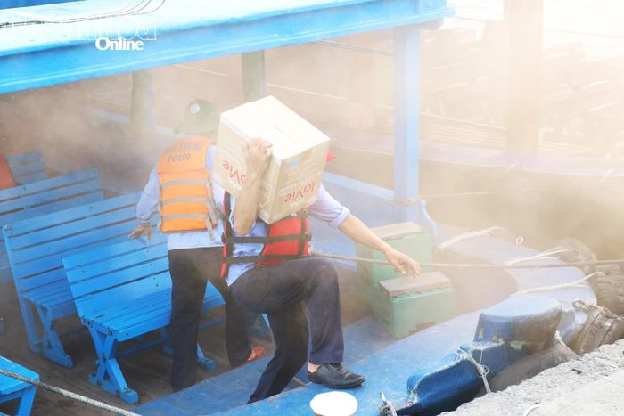 Khẩn trương cứu tài sản trên tàu du lịch đang neo đậu tại bến.