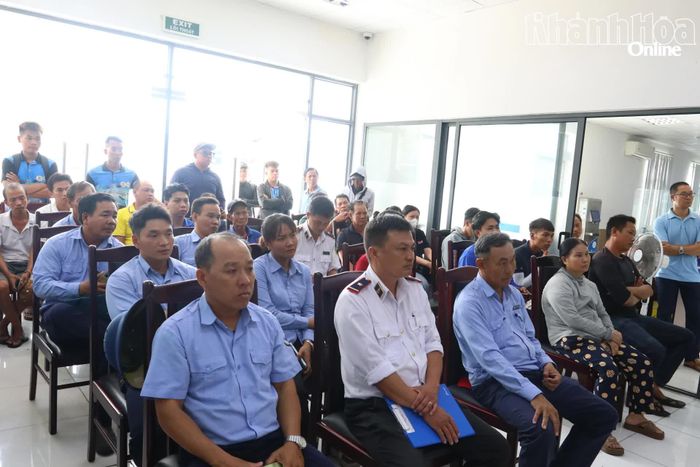 Cán bộ, nhân viên bến tàu, thuyền viên và người lao động các đơn vị kinh doanh dịch vụ du lịch trên vịnh Nha Trang được tuyên truyền về phòng cháy, chữa cháy.