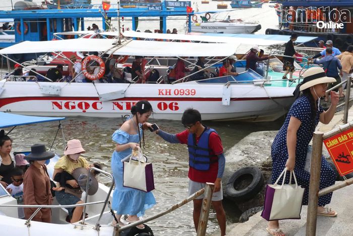 Buổi thực tập diễn ra trong bối cảnh hoạt động đưa đón khách du lịch tại bến tàu vẫn diễn ra bình thường.