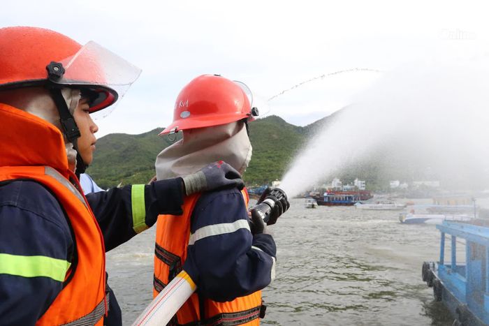 Lực lượng chữa cháy chuyên nghiệp tham gia chữa cháy tại hiện trường.